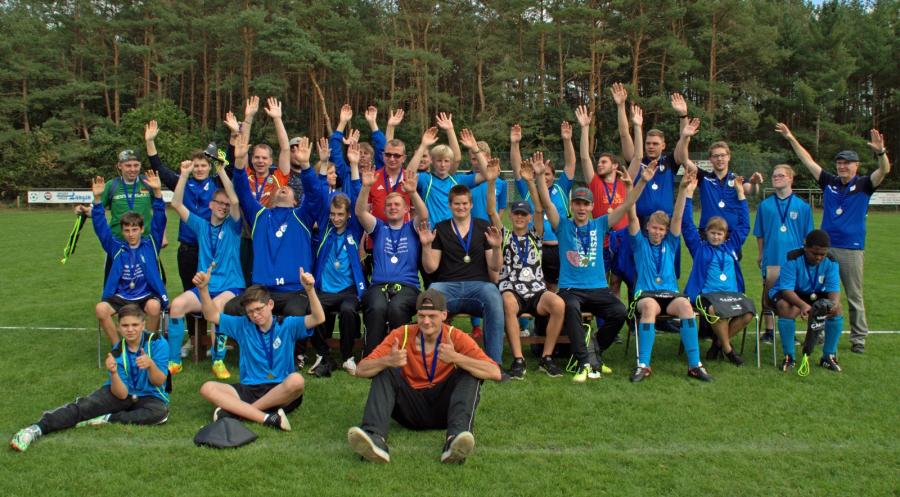 Gruppenfoto der BW Kickers auf dem Sportplatz
